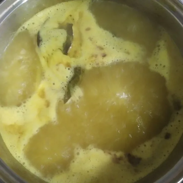 Setelah mendidih, masukan suiran ayam dan masak sampai kuah menyusut. Koreksi rasa