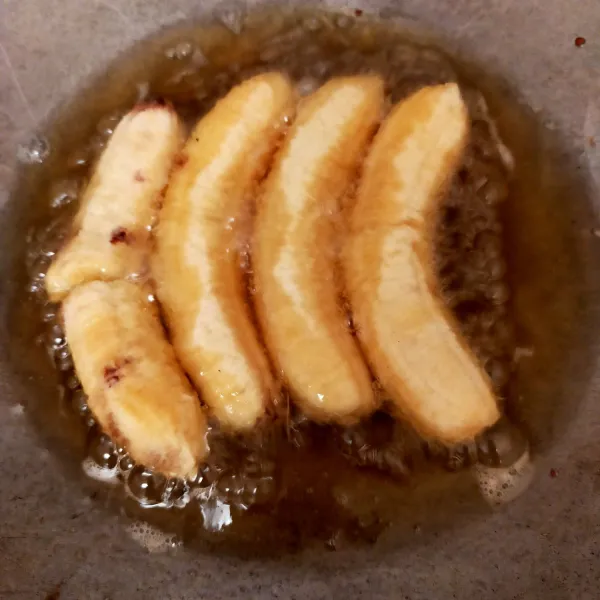 Panaskan minyak lalu goreng pisang hingga matang.