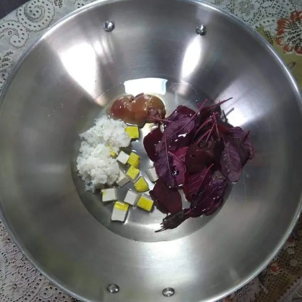 Siapkan wajan tuang air, didihkan, masukkan ati ayam, tahu nasi dan bayam merah, tambahkan garam.