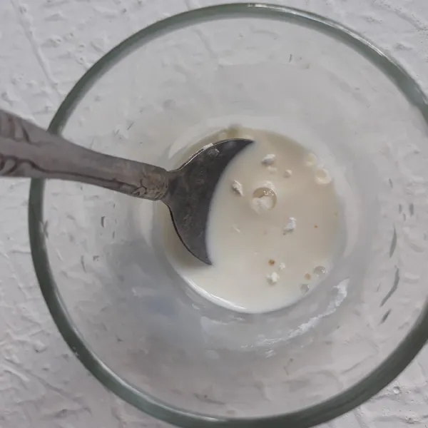 larutkan tepung maizena dengan susu cair.