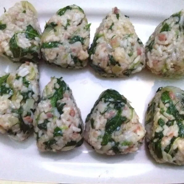 Ambil 2-3 sdm adonan nasi kemudian isi dengan keju mozzarela. Bentuk bulat atau sesuai selera supaya anak-anak tertarik.