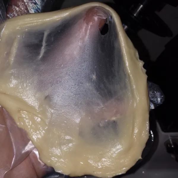 Masukkan butter dan garam. Uleni kembali hingga adonan kalis elastis, tekstur adonan licin menerawabg,jika di tarik tidak putus.