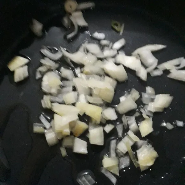 Panaskan minyak, tumis bawang putih dan bawang bombay cincang.