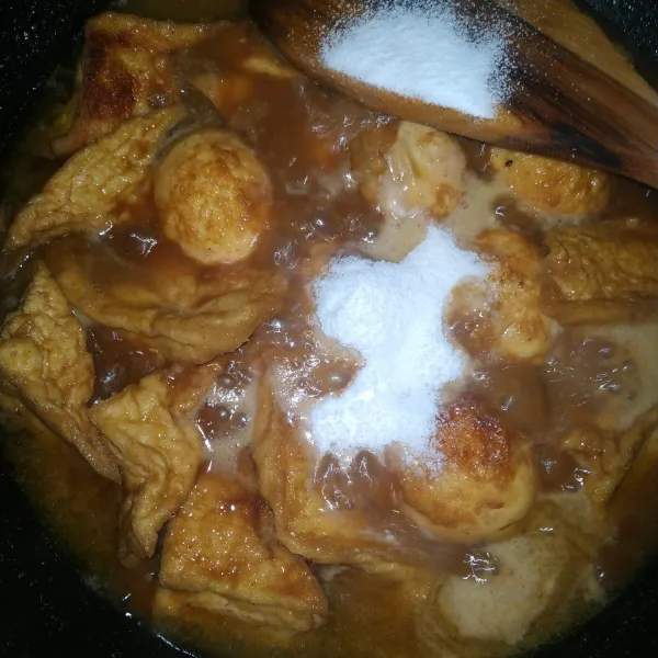 Terakhir masukan santan bubuk, garam, gula, dan kaldu bubuk. Masak hingga mendidih. Sajikan.