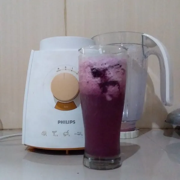 Tuang nutrisari ke dalam gelas saji. Tambahkan susu cair fullcream sesuai selera. Nutrisari Grape Ice cube siap disajikan.