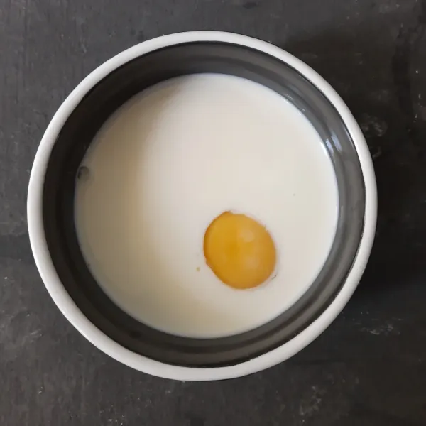 Campur susu cair dan telur, sisihkan.