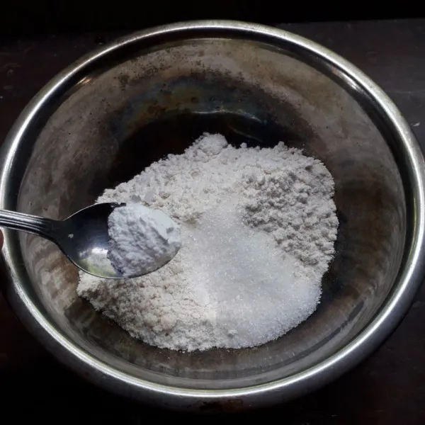 Campur dalam wadah tepung terigu, gula pasir, baking powder, dan garam.