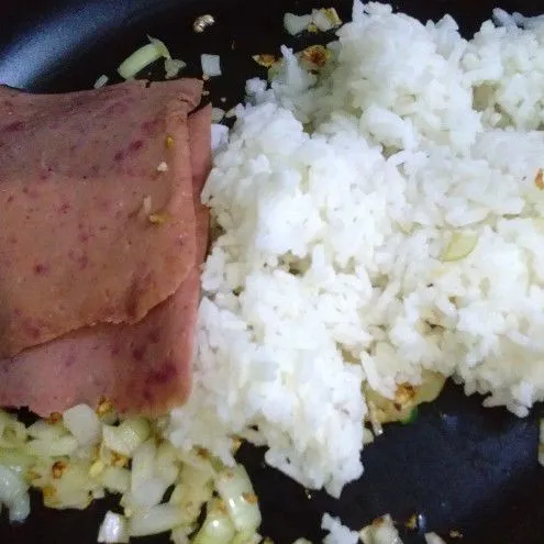 Masukkan nasi dan kornet beef, aduk rata. Kemudian tambahkan air, garam dan penyedap jamur. Koreksi rasa.