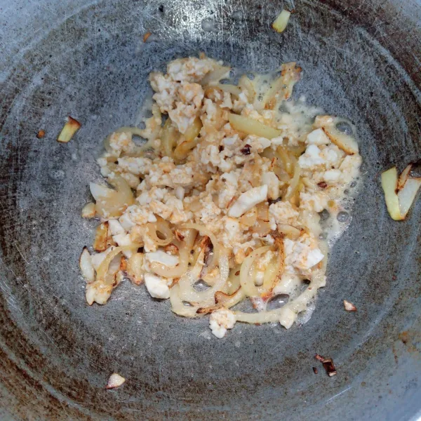 Tumis bawang bombai dan bawang putih sampai harum dan layu. Kemudian masukkan telur asin. Aduk rata.