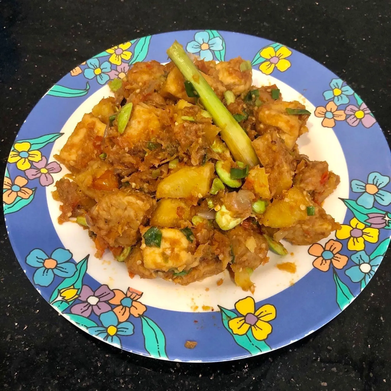 Bahan-bahan utama sambal balado ayam seperti cabai, bawang merah, dan ayam