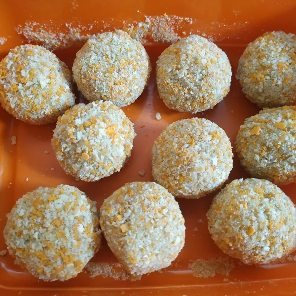 Selanjutnya gulingkan ke dalam tepung roti. Lakukan hingga semua selesai. Simpan ke dalam kulkas sebelum digoreng supaya tepung rotinya lebih menempel dengan sempurna.