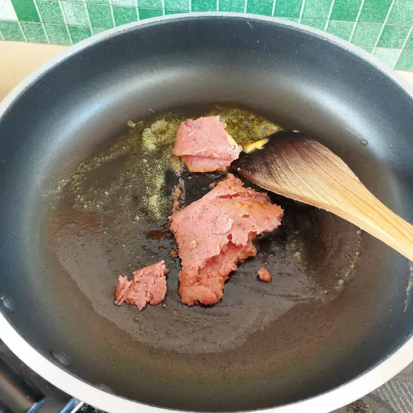 Tumis kornet dengan margarin.