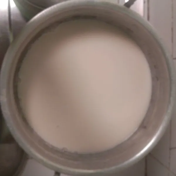Aduk susu kedelai sampai buihnya hilang yang menandakan susu kedelai telah jadi.