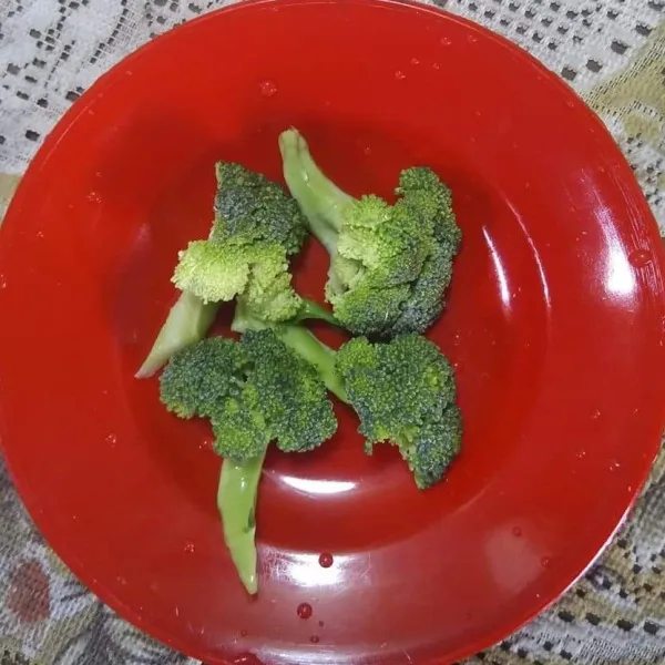 Brokoli cuci bersih potong-potong.
