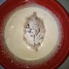 Ayak tepung terigu dan coklat bubuk lalu masukan ke wadah adonan telur.Tambahkan pasta coklat lalu mixer lagi sampai tercampur rata.
