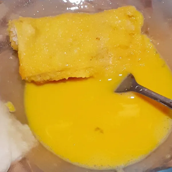 Celupkan roti ke dalam telur yang dicampir air.
