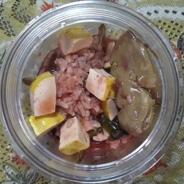 Angkat, masukkan ke dalam blender. Tambahkan nasi, garam dan air.