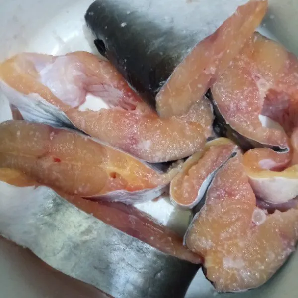 Cuci bersih ikan patin lalu kucuri air jeruk nipis. Diamkan kurang lebih 30 menit. Lalu cuci bersih kembali. Taburi garam, aduk rata. Diamkan 30 menit.