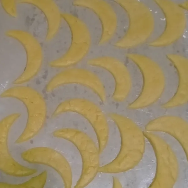 Kemudian ambil 20 gr adonan, gilas tipis. lalu cetak menggunakan cetakan kue berbentuk bulan sabit.