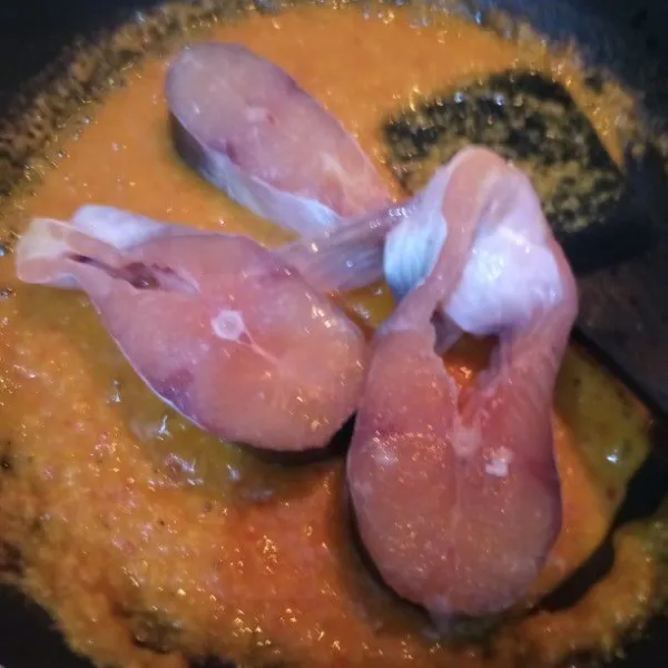 Masukkan ikan patin, aduk rata. Matikan api.