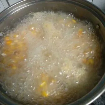 Rebus jagung dalam kaldu bebek tambahkan bawang putih garam dan merica, masak sampai jagung matang.