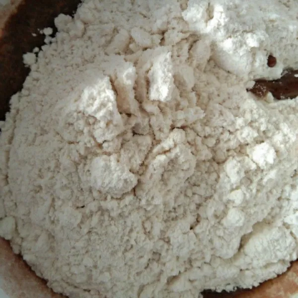 Tambahkan tepung terigu, baking powder dan garam.