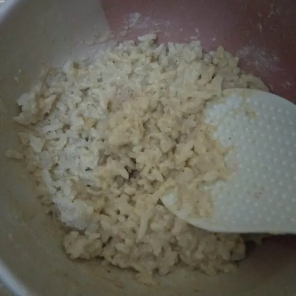 Campurkan nasi, air dan tepung bumbu serbaguna. Aduk rata.