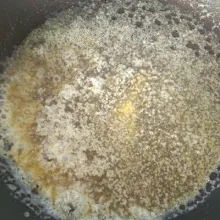 Lelehkan margarin, sisihkan biarkan dingin.