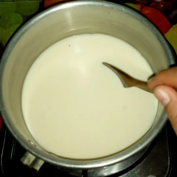 Sementara itu buat sausnya. Masukkan semua bahan saus vanilla kepanci lalu jerang diaatas api sampai mendidih dan mengental. Matikan api, adjk terus sampai uap panasnya habis.
