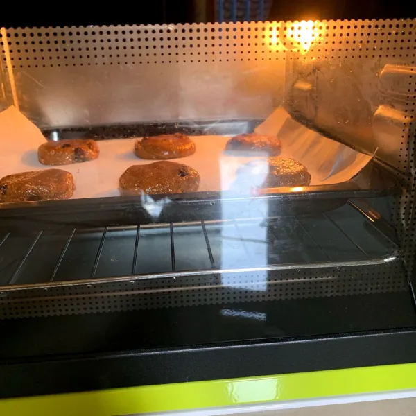 Panaskan oven sebelum memanggang adonan cookies. Panggang adonan selama 15 menit di panas 180 derajat celcius