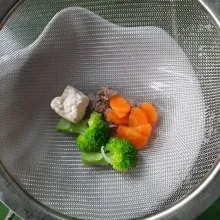 Haluskan dengan saringan daging, sayur, tahu dan bubur nasi sampai halus.
