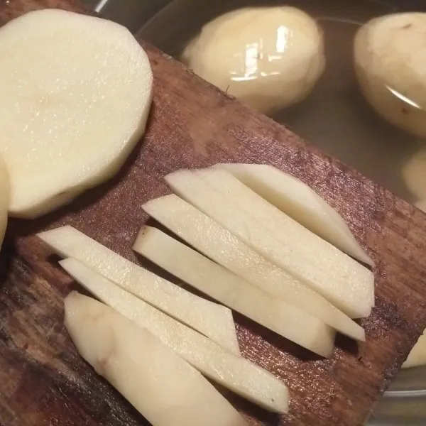 Potong kentang memanjang dengan ketebalan sesuai selera.