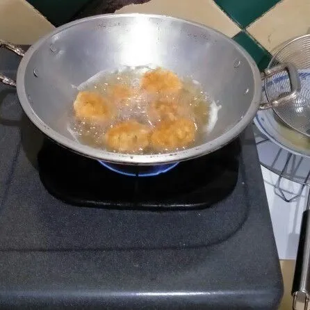 Goreng singkong hingga coklat keemasan dengan api sedang.