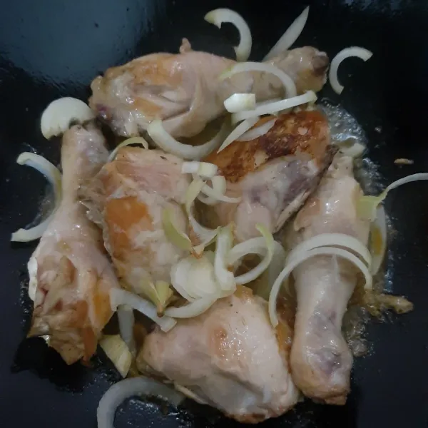 tambahkan irisan bawang bombaynya.