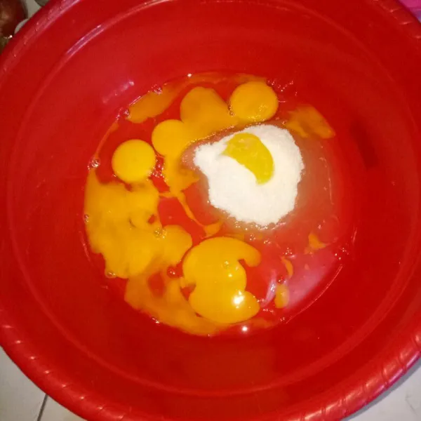 Siapkan wadah,masukan telur,gula pasir dan sp.Mixer sampai tercampur rata saja.
