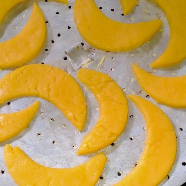 Panaskan teflon, taruh angsang di atas teflon, olesi dengan butter, tata adonan yang sudah di bentuk tadi. lalu panggang. (ini alternatif, jika tidak punya oven). jika punya oven, bisa langsung di oven yaa setelah di bentuk adonan nya. panggang hingga kue matang. dengan api kecil.