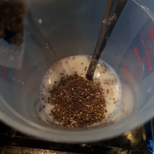 Rendam chia seeds dalam sedikit susu / air. Aduk sampai tercampur.