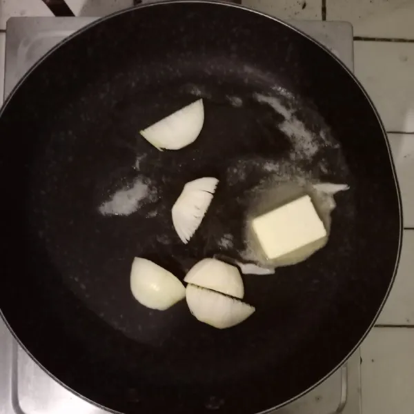 Tumis bawang bombay dengan butter sampai layu.