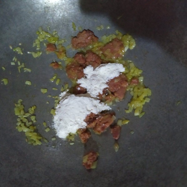 Masukkan kornet & terigu, aduk sampai berbulir.
