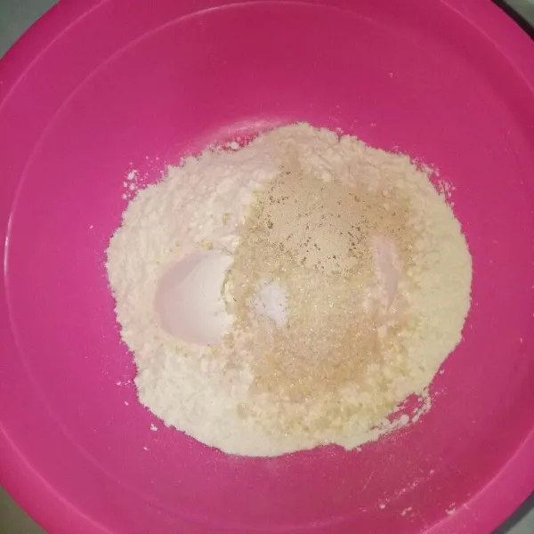 Siapkan wadah, masukan tepung terigu,gula pasir dan ragi instan. Aduk rata.