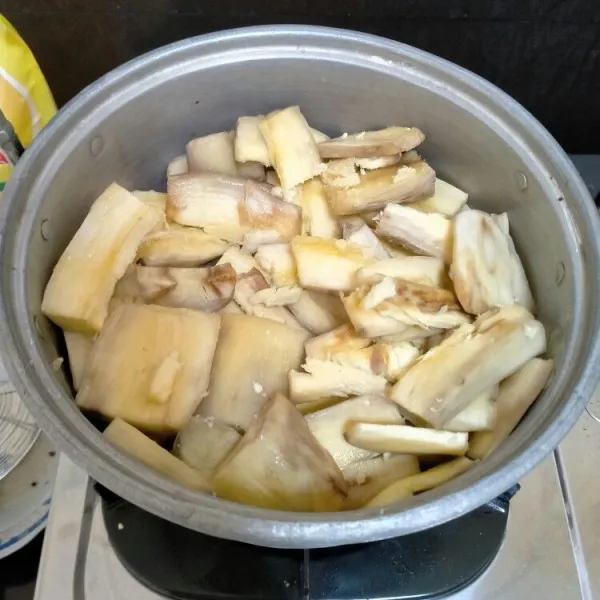 Kukus singkong sekitar 15 menit.