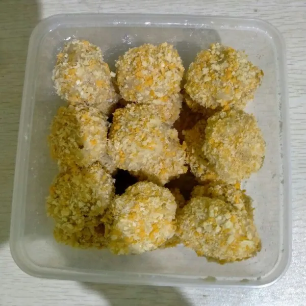 Lumuri singkong dengan 1 butir telur, kemudian balur dengan tepung roti.