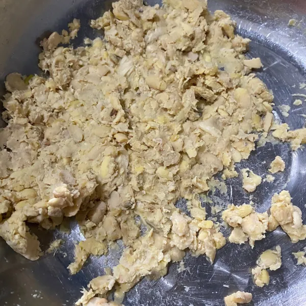 Setelah itu haluskan tempe, masukkan garam, lada bubuk, bawang putih halus, dan tepung terigu. Lalu lanjut bulatkan dan pipihkan.