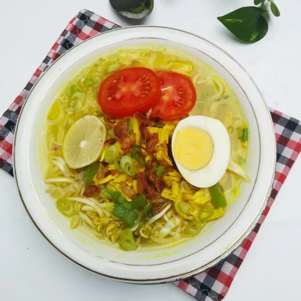 Penyajian: ambil mangkuk lalu tata toge dan kol kemudian siram dengan kuah soto, lalu tambahkan telur rebus, dan irisan tomat. Taburi dengan daun bawang, daun seledri, dan bawang goreng. Beri perasan jeruk limau dan sambal, soto ayam bening pun siap disajikan