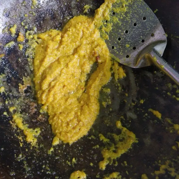 Tumis bumbu halus sampai harum dan bau langu hilang. Lalu masukkan bumbu ke dalam air kaldu, kemudian tambahkan kaldu jamur, sejumput gula, dan garam