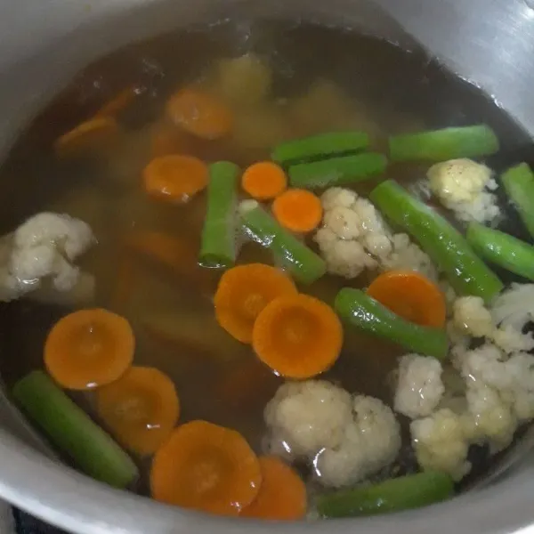 rebus kentang terlebih dahulu, setelah 1/2 matang,masukan sayuran lainya. tambahkan garam gula pasir. masak sampai semua bahan matang.
