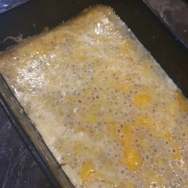 Tuang diatas lapisan jelly cincau. Pastikan permukaan jelly sudah mengeras, supaya lapisan terbentuk (tidak tercampur). Setelah dingin, sajikan.