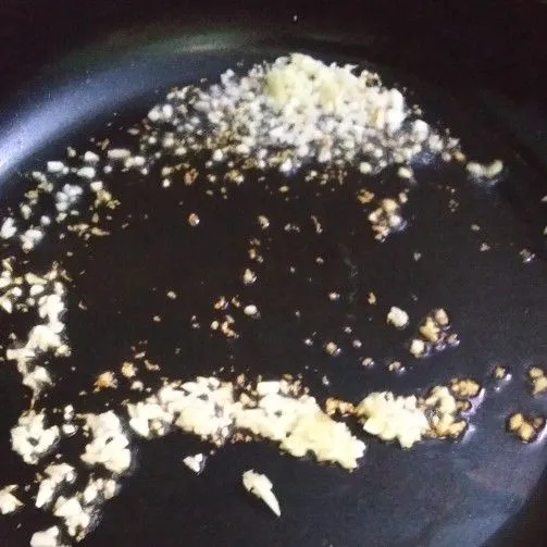 Panaskan minyak kemudian tumis bawang putih sampai harum.