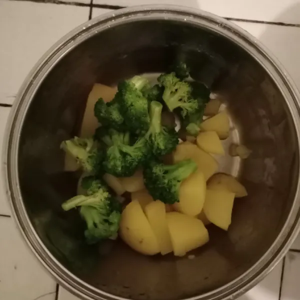 Haluskan kentang dan brokoli dalam satu wadah.