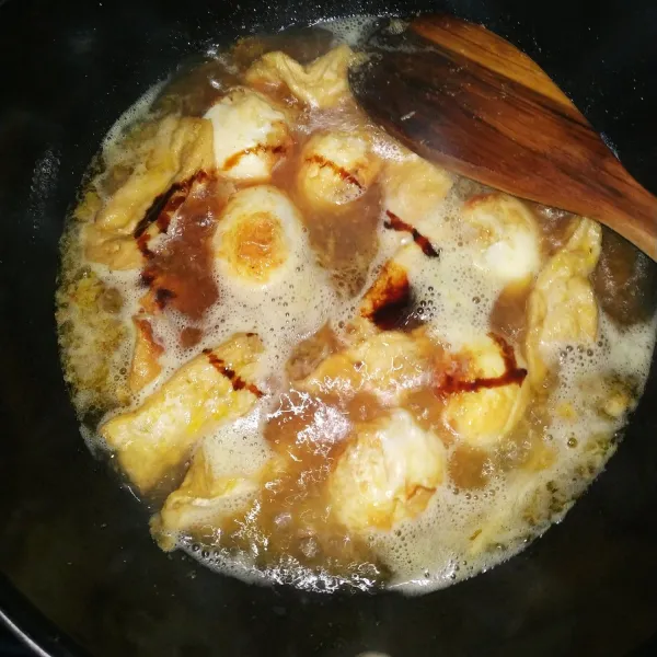 Tambahkan kecap manis dan aduk kembali. Masak hingga air menyusut.